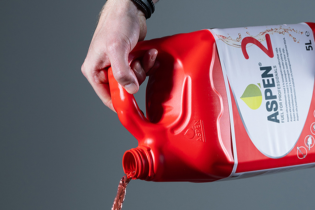 La benzina rossa viene versata da una lattina di plastica rossa